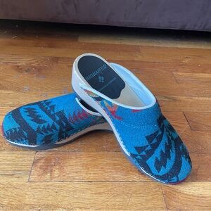 Magnafied Embla Wool Danish Clogs 
Aztec Southwest print Blue Scandigirl
Sz 38